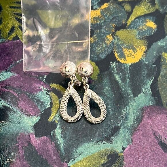 Vintage Monet Elegant Silver Drop Clip On Earrings - Picture 1 of 5